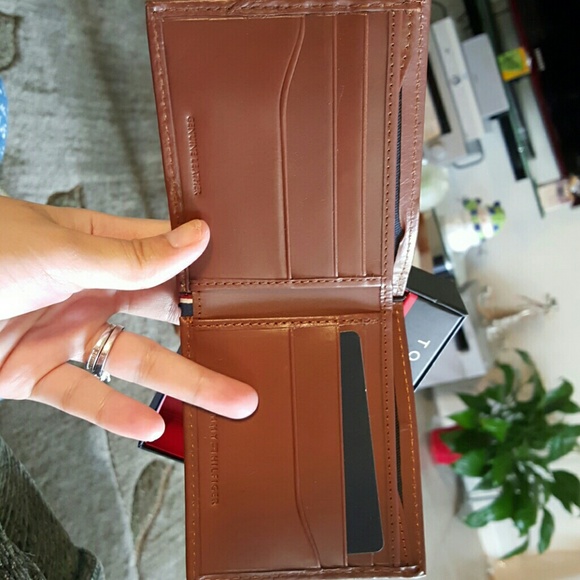 Tommy Hilfiger double blindfold wallet for men.. - Picture 2 of 2