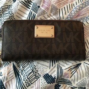 Michael Kors Jet Set Zip Around Wallet
