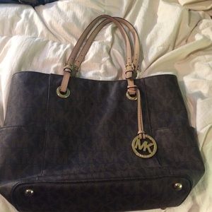AUTHENTIC Michael Kors Jet Set logo purse