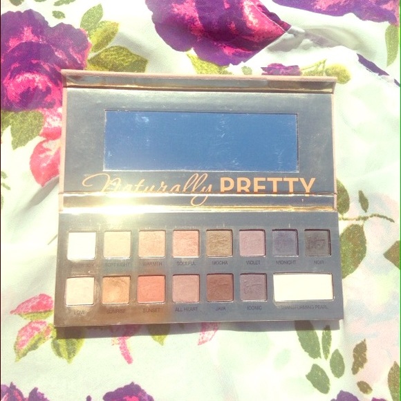 It Cosmetics Naturally Pretty Pallete! - Picture 1 of 4