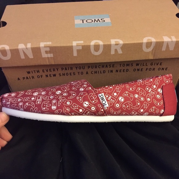 Red and white game console TOMs