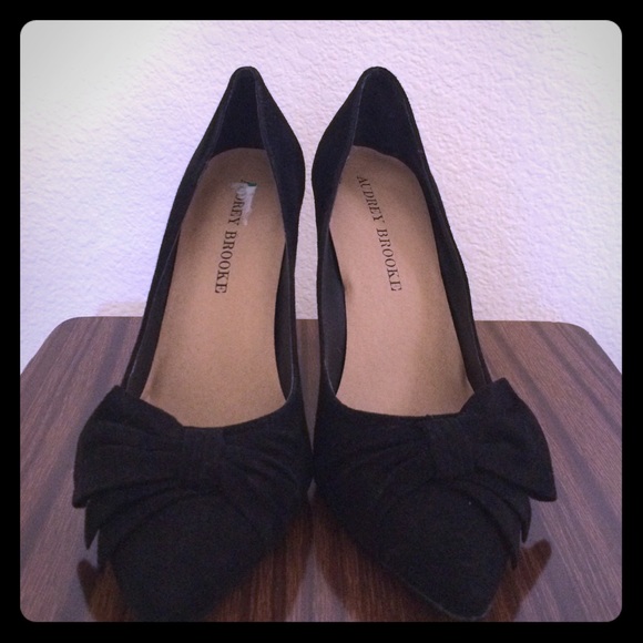 Black pumps