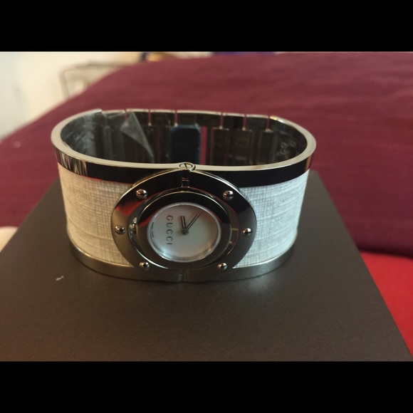 It\'s a women\'s GUCCI WATCH CUFF Silver