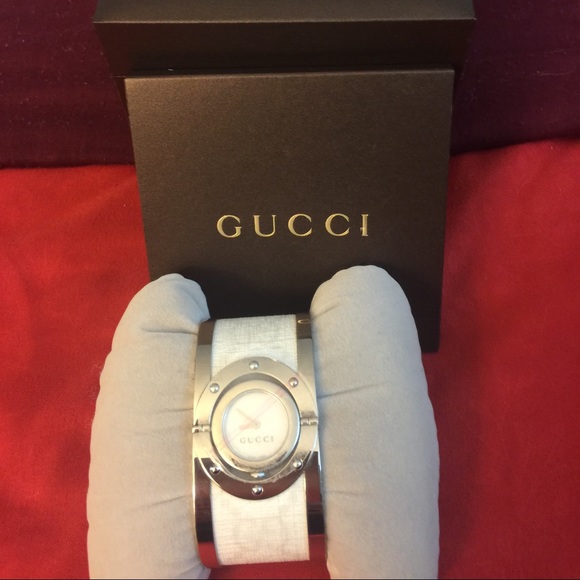 It\'s a women\'s GUCCI WATCH CUFF Silver