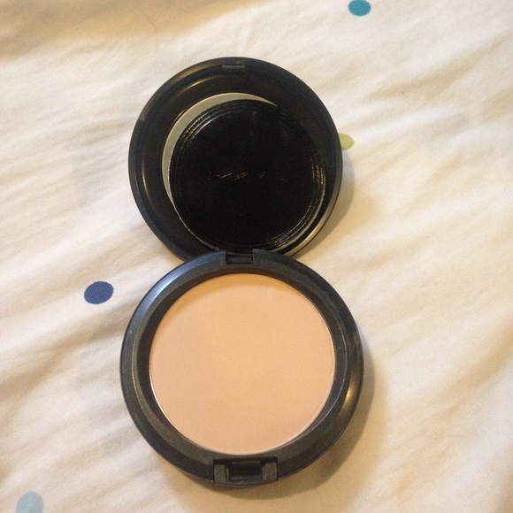 MAC studio careblend pressed powder 'medium dark'
