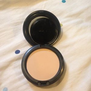 MAC studio careblend pressed powder 'medium dark'
