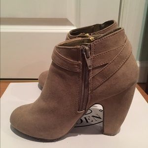 Steven Madden gray ankle booties