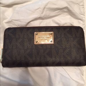 Michael Kors Jet Set wallet!