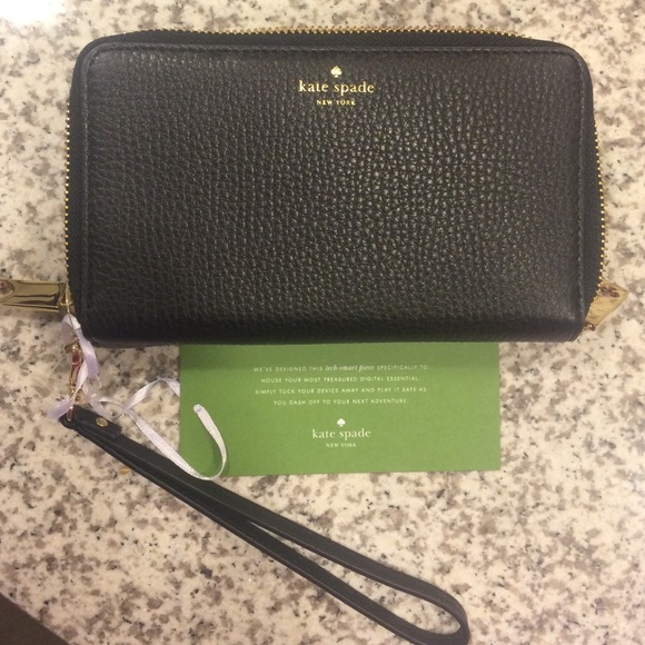 kate spade Handbags - New With Tags♥️Leather kate spade Wristlet!