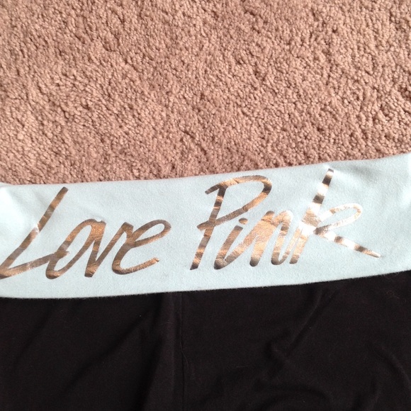 Cropped yoga leggings by Pink