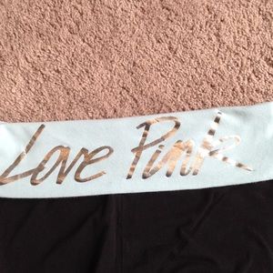 Cropped yoga leggings by Pink