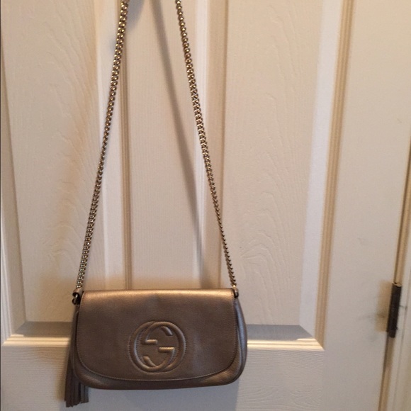 I'm selling a gold cross body soho Gucci bag👑
