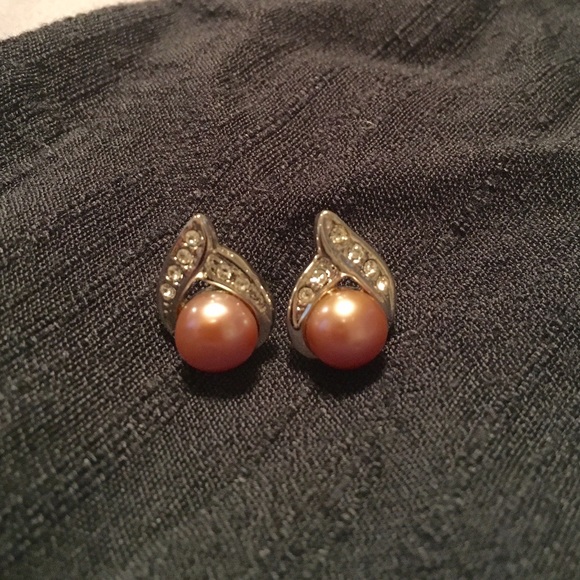 New genuine pink pearl and crystal stud earrings