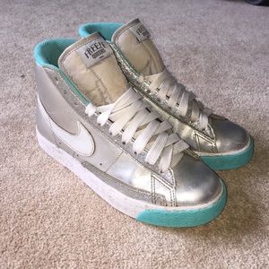 NIKE Freeze Queens Size 6