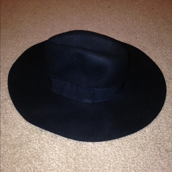 Black floppy hat - Picture 2 of 2