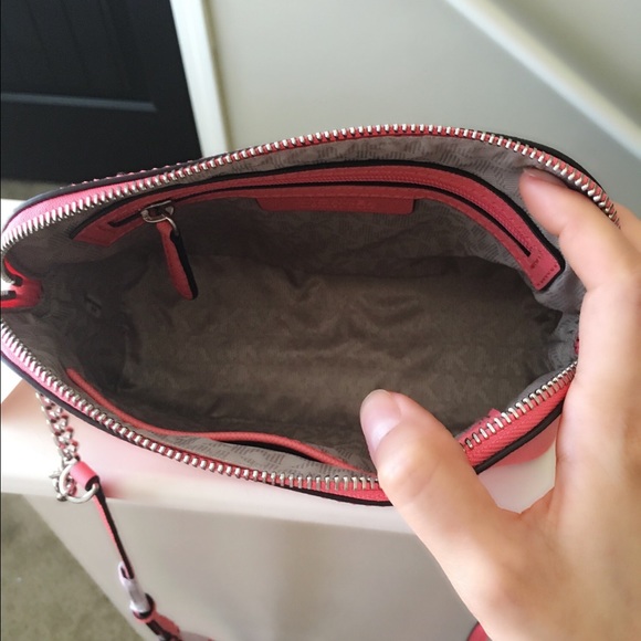 🚫🚫SOLD🚫🚫Michael kors Cindy coral cross body - Picture 3 of 4