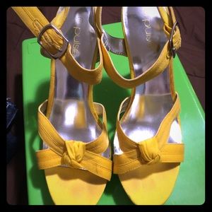 🔥PULSE yellow heels!🔥