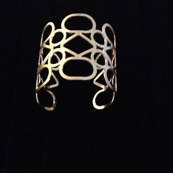 🎀 Gorgeous Cuff 🎀 - Picture 2 of 4