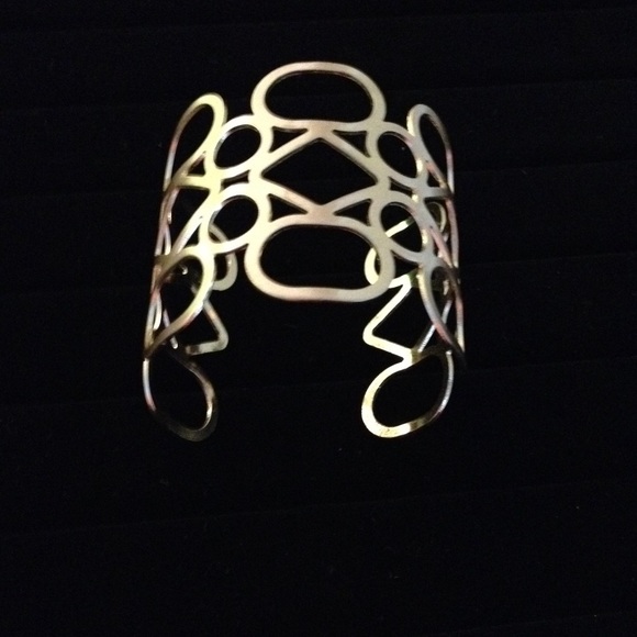 🎀 Gorgeous Cuff 🎀 - Picture 3 of 4