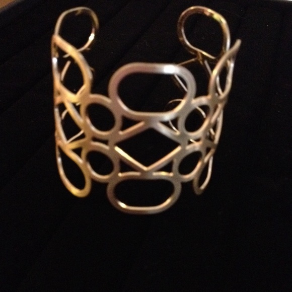 🎀 Gorgeous Cuff 🎀 - Picture 4 of 4