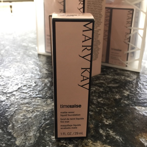 TimeWise matte-wear liquid foundation in Ivory 3