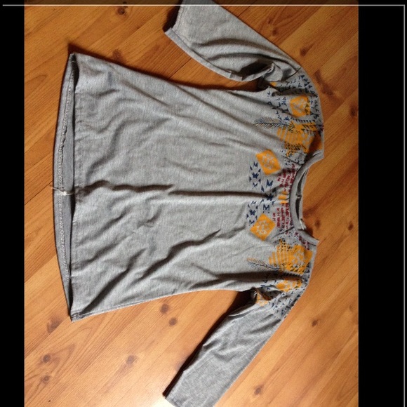 Tribal 3/4 sleeve blouse - Picture 2 of 2