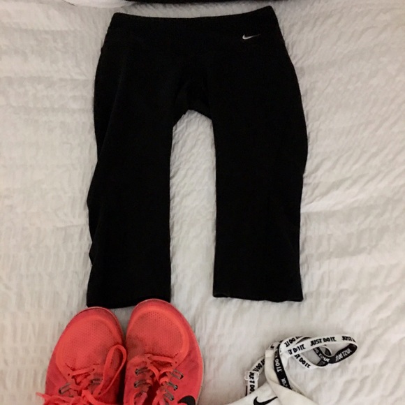 Nike dri fit cropped leggings.