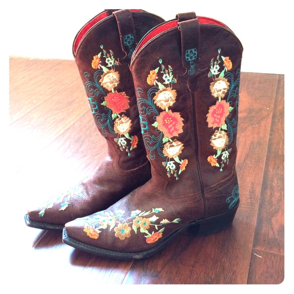 Macie Bean snip toe floral embroidered boots