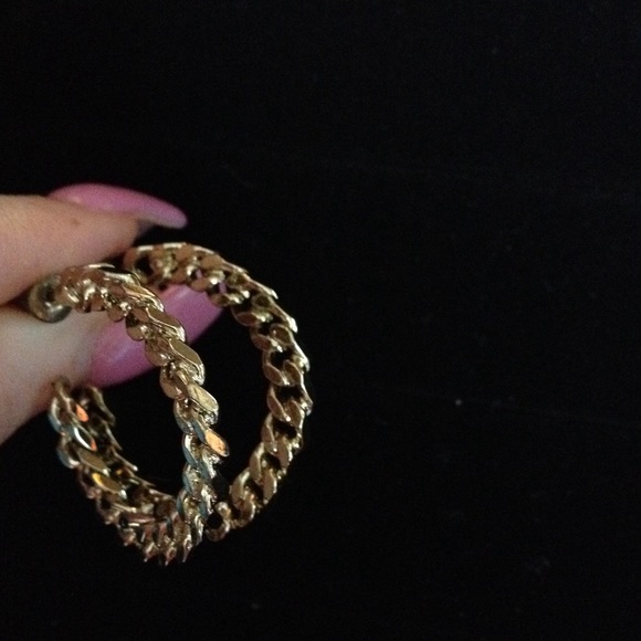 ⭐️Beautiful Hoop Earrings⭐️ - Picture 2 of 3