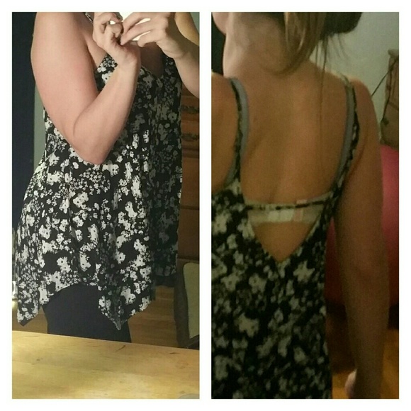 NWOT Flowy shark bite tank with back cutout