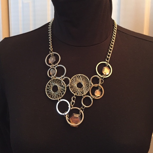 Jewelry - 🚨🎉FINAL PRICE‼️Stunning Silver-tone Bib Necklace