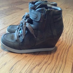 Candie's Cafresno Taupe Wedge sneakers