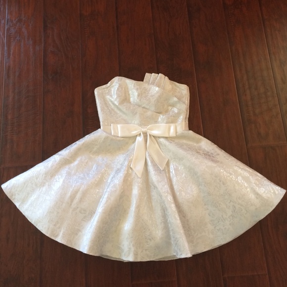 Beautiful strapless short white dress worn once