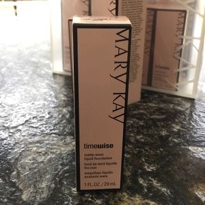 TimeWise matte-wear liquid foundation in Ivory 2