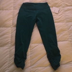 BNWT beyond yoga capri pants