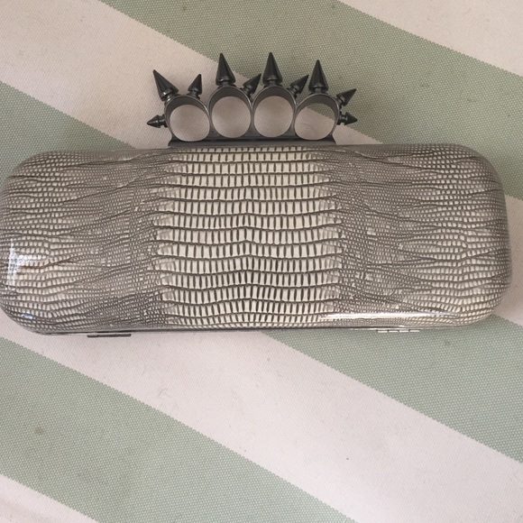 Spiked knuckle clutch 👛 make 'em say meoww 😻💃🏼