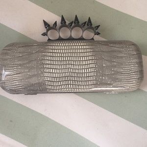Spiked knuckle clutch 👛 make 'em say meoww 😻💃🏼