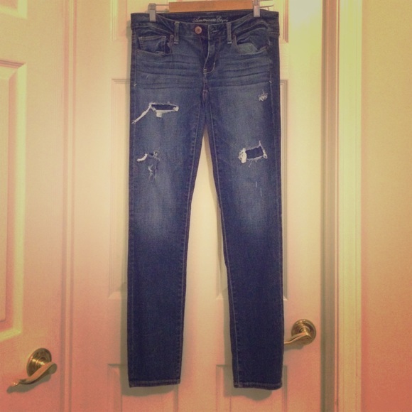 Straight leg jeans with ripps