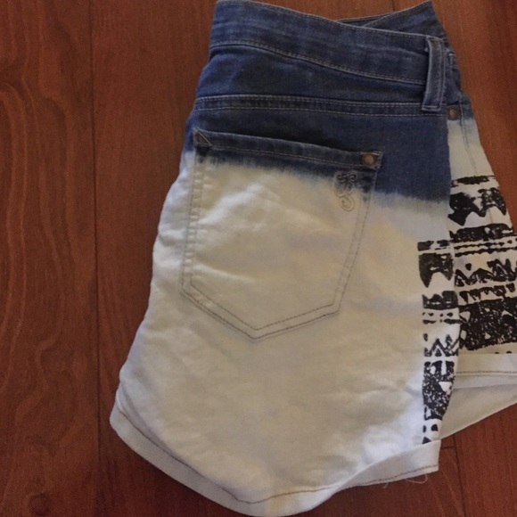 Jessica Simpson Aztec shorts - Picture 2 of 4
