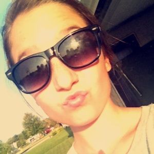 Meet your Posher, Emelia