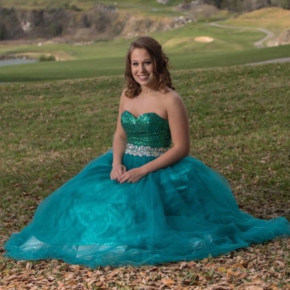 Princess Prom Dress 👑 - Picture 2 of 3