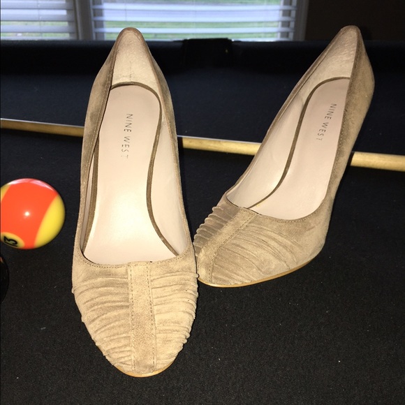 Slightly worn casual or dressy nude suede heels - Picture 1 of 2