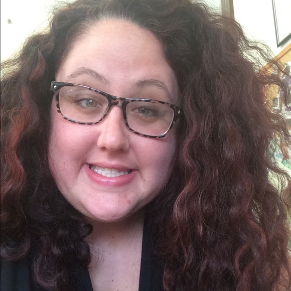 Meet your Posher, Caitlin - Picture 2 of 2