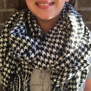 Houndstooth winter scarf