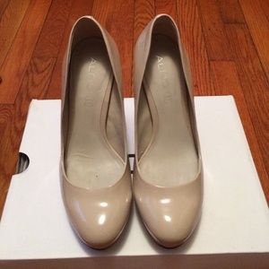 Beautiful nude pumps.