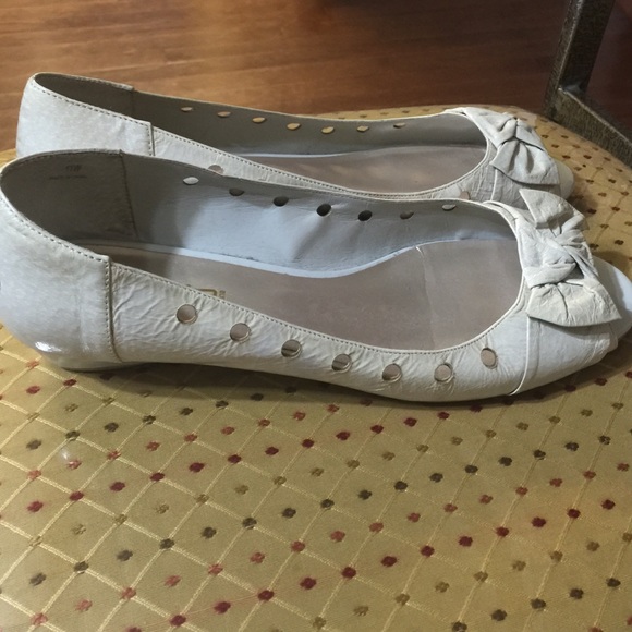 Shoes - Picture 3 of 4