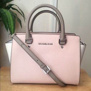 SOLD OUTⓂ️ Michael Kors medium Selma