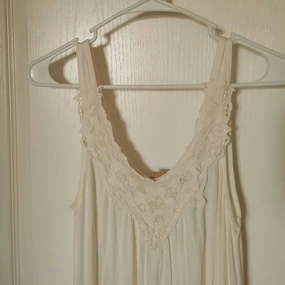 Ivory top w/lace detail