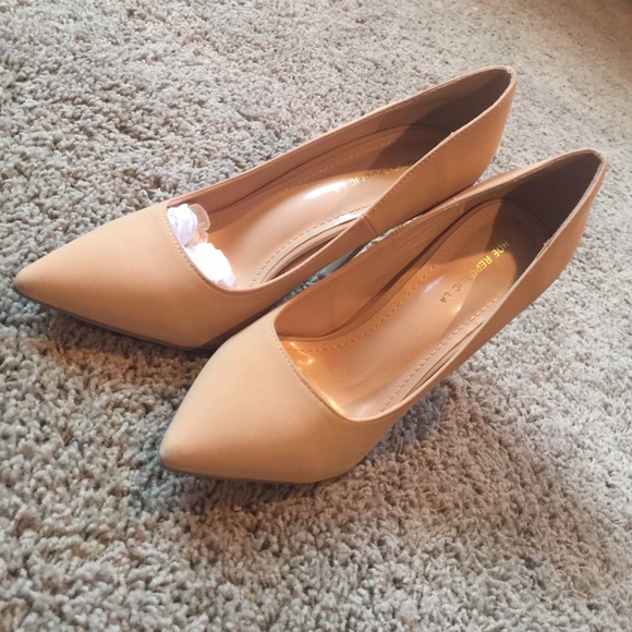 Pointed toe BRAND NEW camel pumps