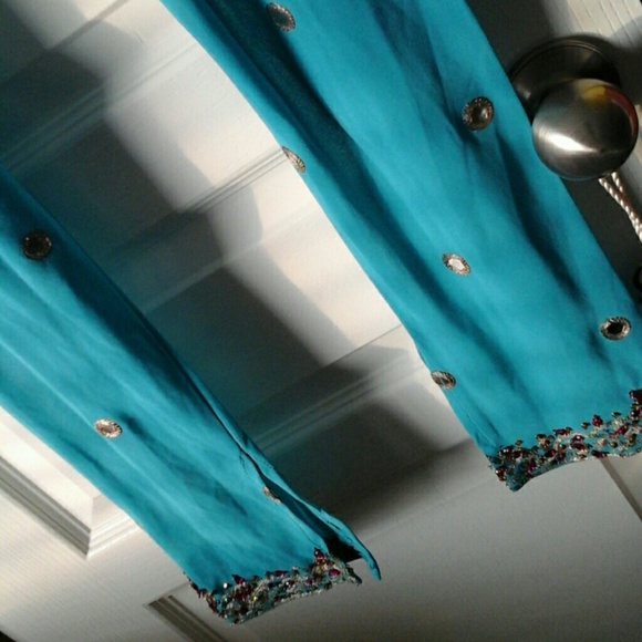 The world traveler in Happy harem pants! - Picture 1 of 4